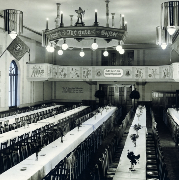 Geschmückter Saal auf der Feinkost aus dem Jahre 1945