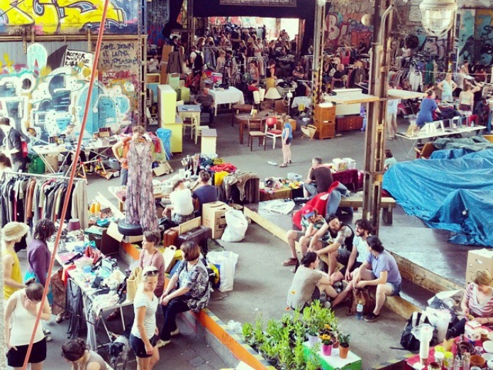 Flohmarkt im Sommer auf der Feinkost mit Markständen