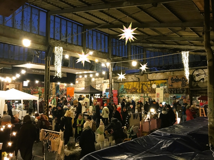 Weihnachtsmarkt auf der Feinkost mit leuchtenden Sternen und Markständen